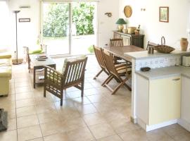 Maison charmante à Ambon + Jardin, Hotel in Kervoyal