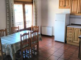 One bedroom appartement with city view enclosed garden and wifi at Guadalaviar 8 km away from the slopes, hotel u gradu Guadalaviar