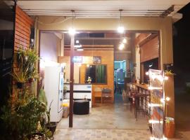 At home hostel, hotel a Ban Hat Chao Samran