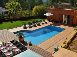 Villa Sitges Maria Sunny Oriented SW AC Confortable High Quality 5 star guest coments, hotel in Olivella