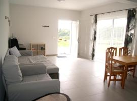 2 bedrooms house at Horta 800 m away from the beach with sea view enclosed garden and wifi、Conceiçãoの駐車場付きホテル