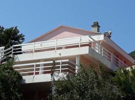 Apartments Jovanic with 2 bedrooms, ξενώνας σε Sutomore