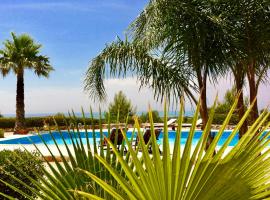 Villa panoramica con piscina, medencével rendelkező hotel Lido Mariniben
