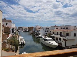 Magnífico apartamento junto al canal principal., ξενοδοχείο σε Empuriabrava