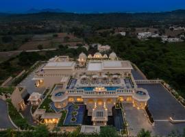 Viesnīca Aurika, Udaipur - Luxury by Lemon Tree Hotels pilsētā Udaipura, netālu no apskates objekta Sajjangarh Fort