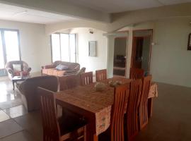 4 bedrooms appartement with furnished balcony at Curepipe, hotel in Curepipe