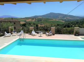 Agriturismo Il Vecchio Acero, hotel with parking in Montalto delle Marche