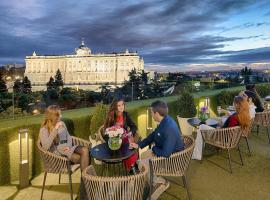 Apartosuites Jardines de Sabatini, hotel cerca de Templo de Debod, Madrid