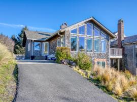 Chapman Point Cannon Beach Home with hot-tub, hotel di Cannon Beach