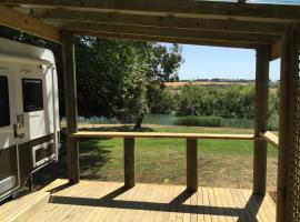 Longford Riverside Caravan Park, glamping a Longford