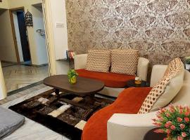 Aditya Premium HomeStay- Furnished Air Conditioned- 2BHK, hotell i Jabalpur
