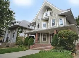 Gorgeous Victorian House!! Entire suite in SAM's home