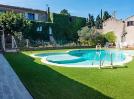 Cosy holiday home with swimming pool，Montbrun-des-Corbières的有停車位的飯店
