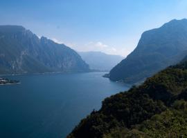 LAGO DI COMO LAKE APARTMENT CASA VACANZe, hotel v destinaci Valbrona