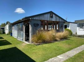 Mountains Edge Cabins, hotel malapit sa Bell Mount, Monowai