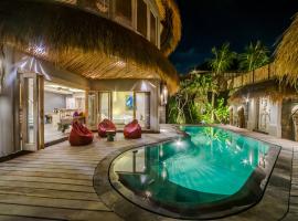 Luxury Villas Merci Resort 3BR Seminyak #2, hotel con jacuzzi en Kuta