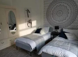 Corner House, Sleeps 8 in 4 Bedrooms, near train station, Great Value!