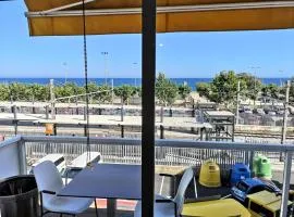 Luxury Apartment Accommodation, next to beach & train station Calella