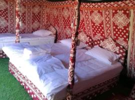 Crescent Desert Private Camp, luxury tent in Shāhiq
