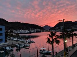 Mājdzīvniekiem draudzīga viesnīca The English Clubゲストハウス pilsētā Hinase