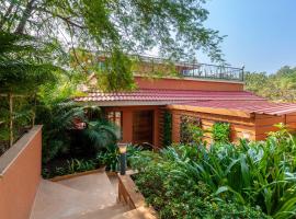 StayVista's Serene Nook - Pet-Friendly Villa with Jacuzzi & Terrace, מלון בKudān