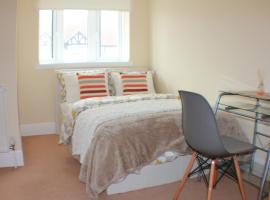 Beachfront Worthing Homestay Room, מלון בWorthing