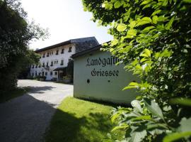 Landhaus Griessee, hotel with parking in Obing