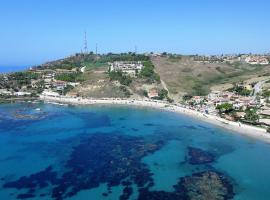 Sea Front Apartment 4 beds with balcony 250 meters from the beach, ξενοδοχείο σε Case San Marco