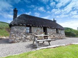 Tigh Phadraig at Marys Thatched Cottages – hotel w mieście Elgol