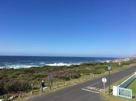 Bungalow by the sea near Cape Town, hotel in Kleinmond