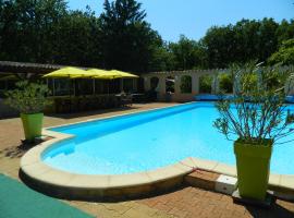 le clos des dryades f, hotel with parking in Vers