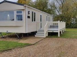 KSR Hot Tub Holiday Home at Tattershall Lakes, cottage in Tattershall