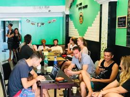 Little Monkey Hostel, hotell i Yangon