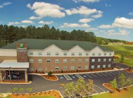 Holiday Inn Express DeFuniak Springs, an IHG Hotel، فندق في ديفونياك سبرنغز