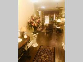 5 Star French Country Manor! Near LaTech and Squire Creek Golf Course, cabaña en Ruston