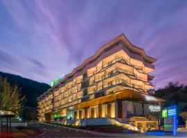 Holiday Inn Express Qiliping, an IHG Hotel, kuurort sihtkohas Emeishan