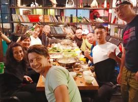 Comma Travel Hotel Inn Avator Mountin-National ParkEast Gate & FREE pick-up and drop-off & FREE Breakfast and Dinne & Free Chinese Tea & Book tickets in advance & Meeting Friends & COFFEE & BEER & Laundry & Party、張家界市のホテル