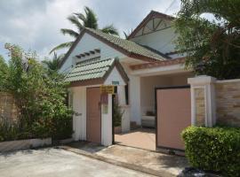 4 Bedroom Superior South Pattaya Gated Villa Beachfront, hotel with pools in Na Jomtien