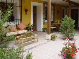 Hostal Rural Cumbres De Castilla, guest house di Mandayona