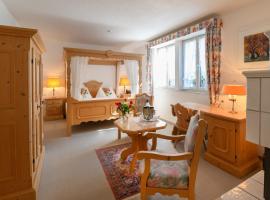 Romantik Hotel zu den drei Sternen، فندق في Brunegg