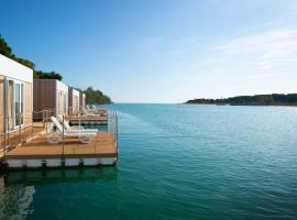 Marina Uno Floating Resort: Lignano Sabbiadoro'da bir tekne