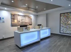 Holiday Inn Express & Suites Toronto Airport West by IHG