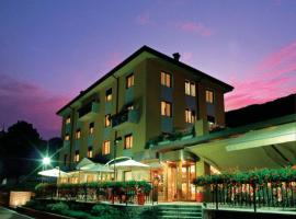 Hotel Ristorante Costa、Costa Valle Imagnaの駐車場付きホテル