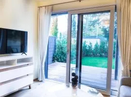 Luxury Garden Apartment (5 mins to the subway)