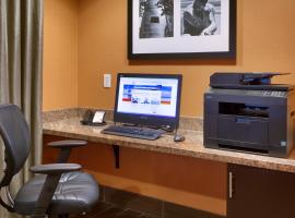 歐弗蘭帕克快捷假日套房酒店，歐弗蘭帕克的飯店