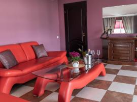 Dergachov Guest House, hotel with parking in Zhukovtsy