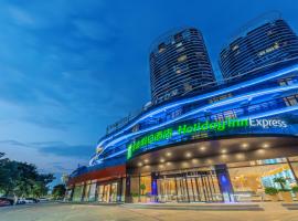 Holiday Inn Express Yichang Riverside by IHG, hotel met hottubs in Yichang