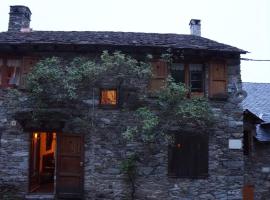 Casa de la Font de Dalt, семейный отель в городе Керальбс