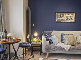 Super Funky Spire View Cottage - FREE Gated Parking - Ultra WiFi, hotel in Canterbury