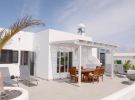 Villa Tranquilidad with amazing private terrace and heated pool, hotell i Charco del Palo